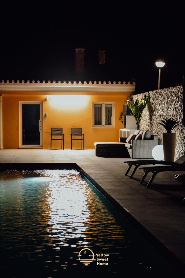 Yellow Sweet Home - Maria E Beatriz Nazaré Buitenkant foto