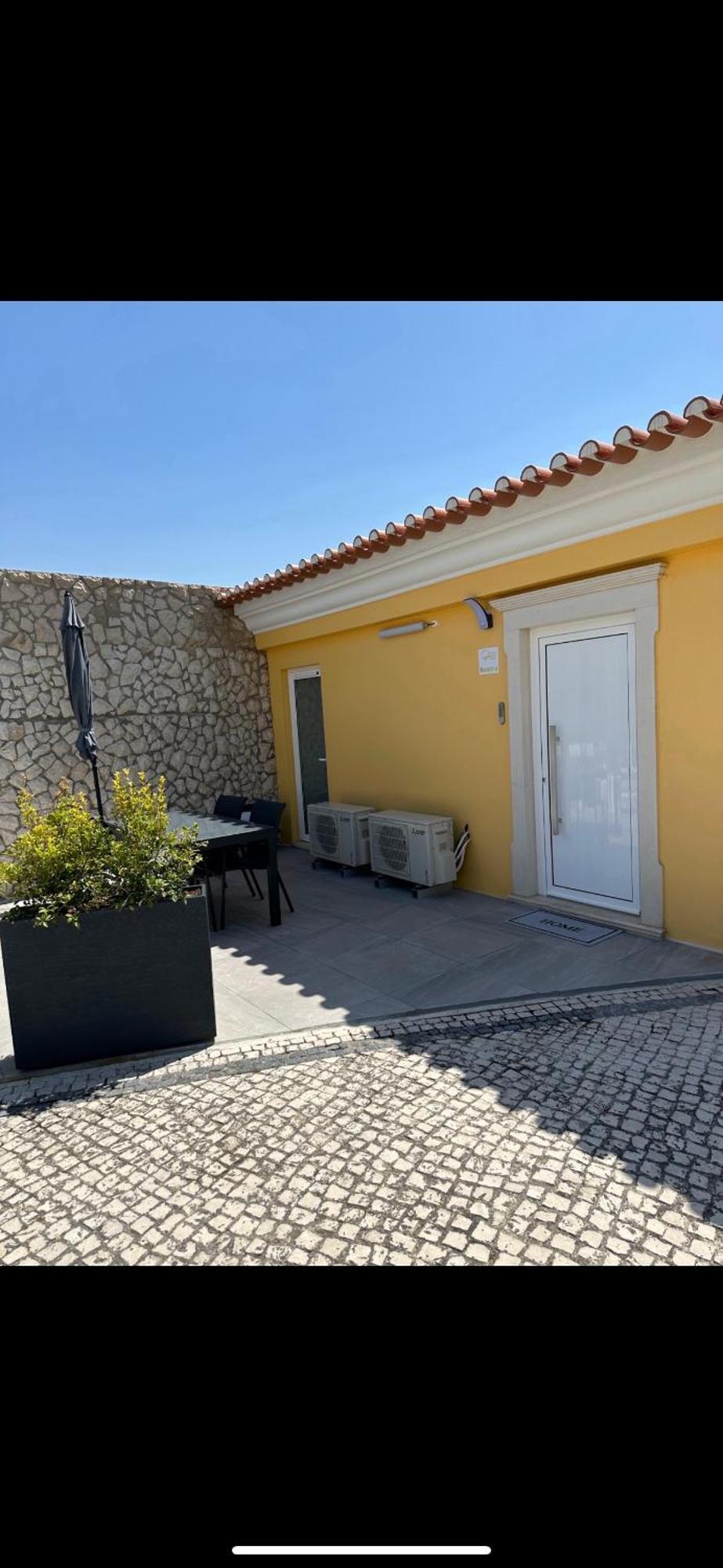 Yellow Sweet Home - Maria E Beatriz Nazaré Buitenkant foto
